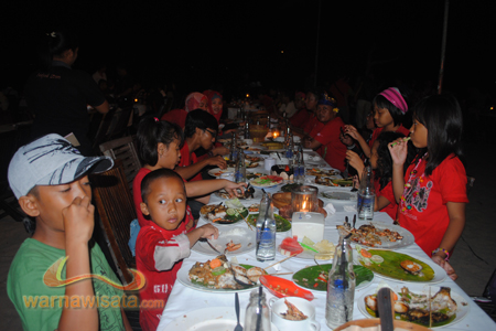 makan malam di jimbaran