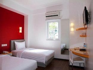standard twin bedroom hotel amaris cihampelas