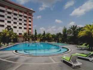 kolam renang hotel the sunan solo