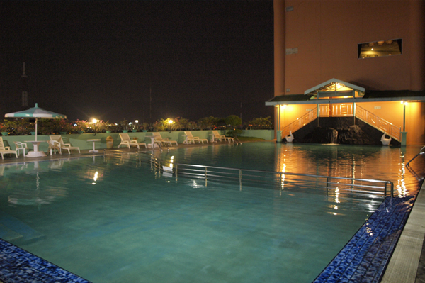 swimming pool, kolam renang tunjungan hotel surabaya